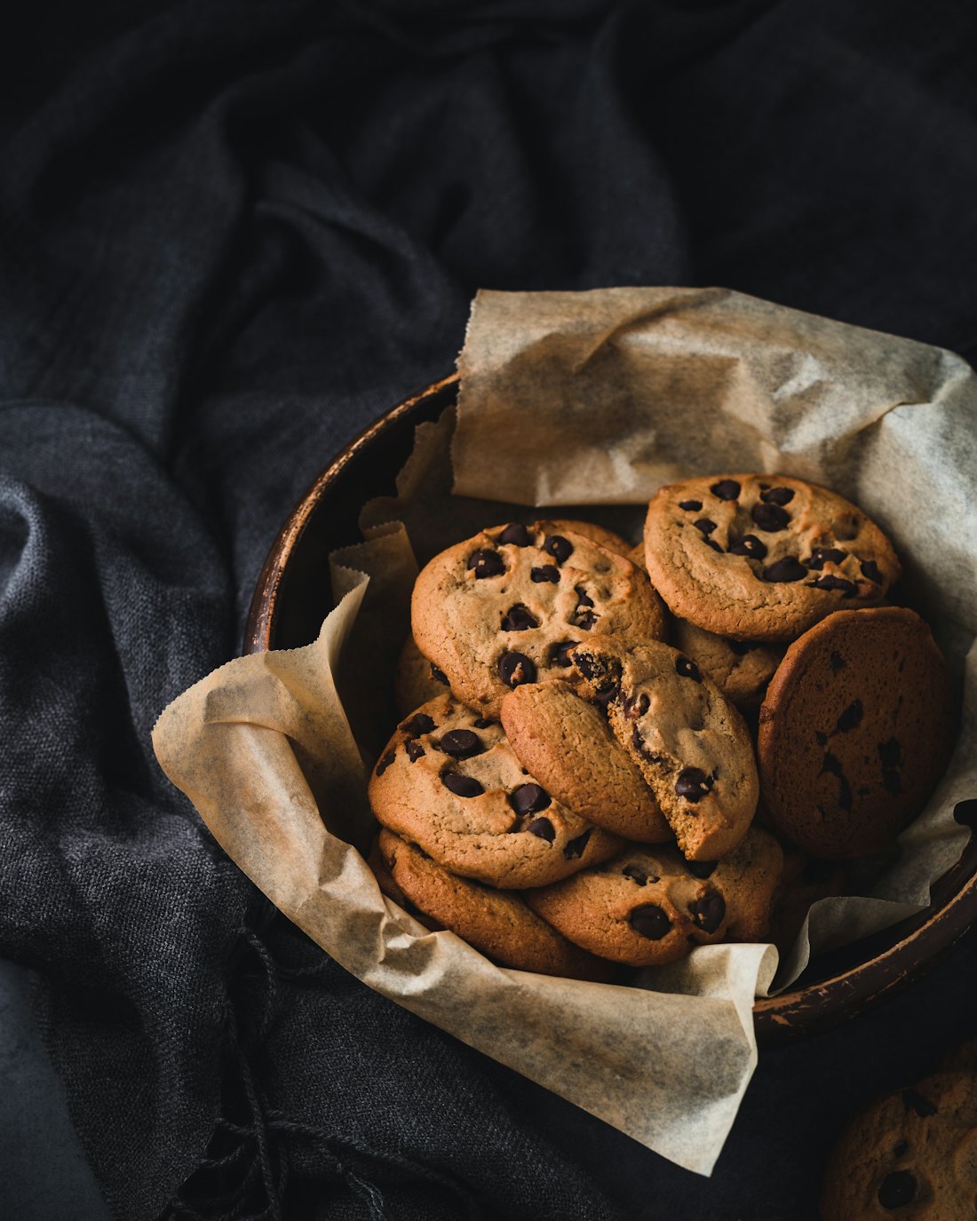 Chocolate-chip biscuits in a tin lined with baking paper